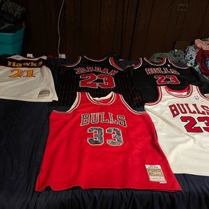 Jerseys are 2xl pants are size 40 and shirts are xl or 2xl